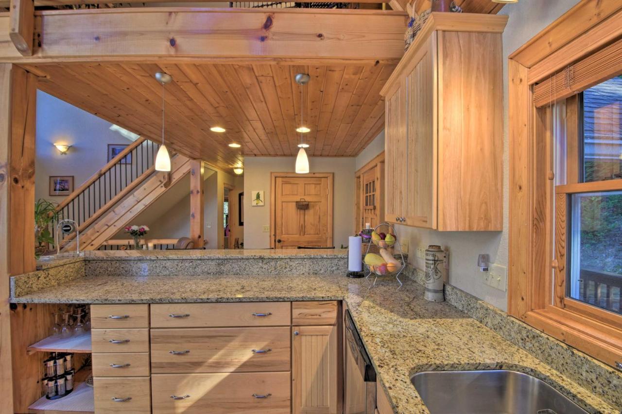 Spacious Lake Santeetlah Cottage With Lake Views! Exterior photo