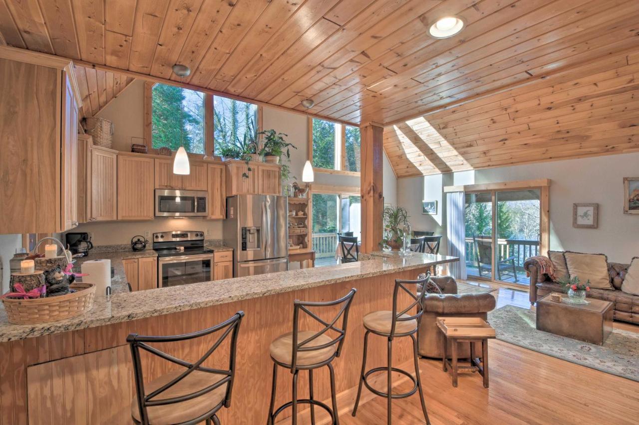 Spacious Lake Santeetlah Cottage With Lake Views! Exterior photo